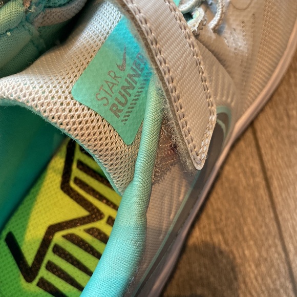 Girls Nike Runners. Grey with light teal. Size: 2Y - Picture 4 of 8